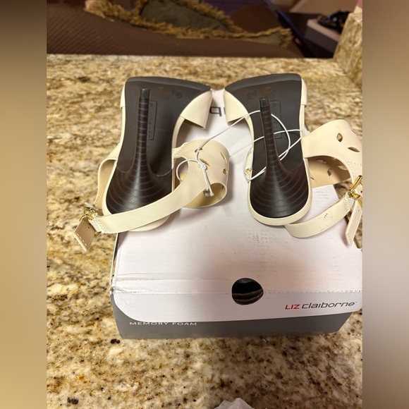 Liz Claiborne Womens Mary Heeled Sandals, 91/2 Medium, White - Picture 8 of 8